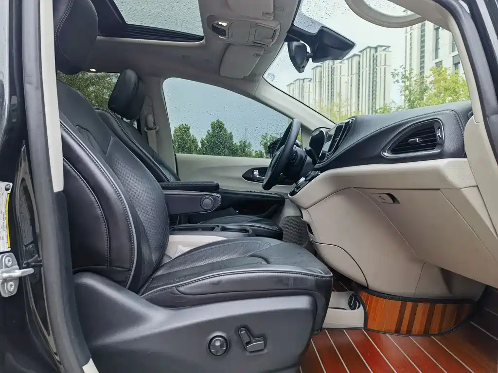 Chrysler Grand Voyager PHEV (Import) — фото 14