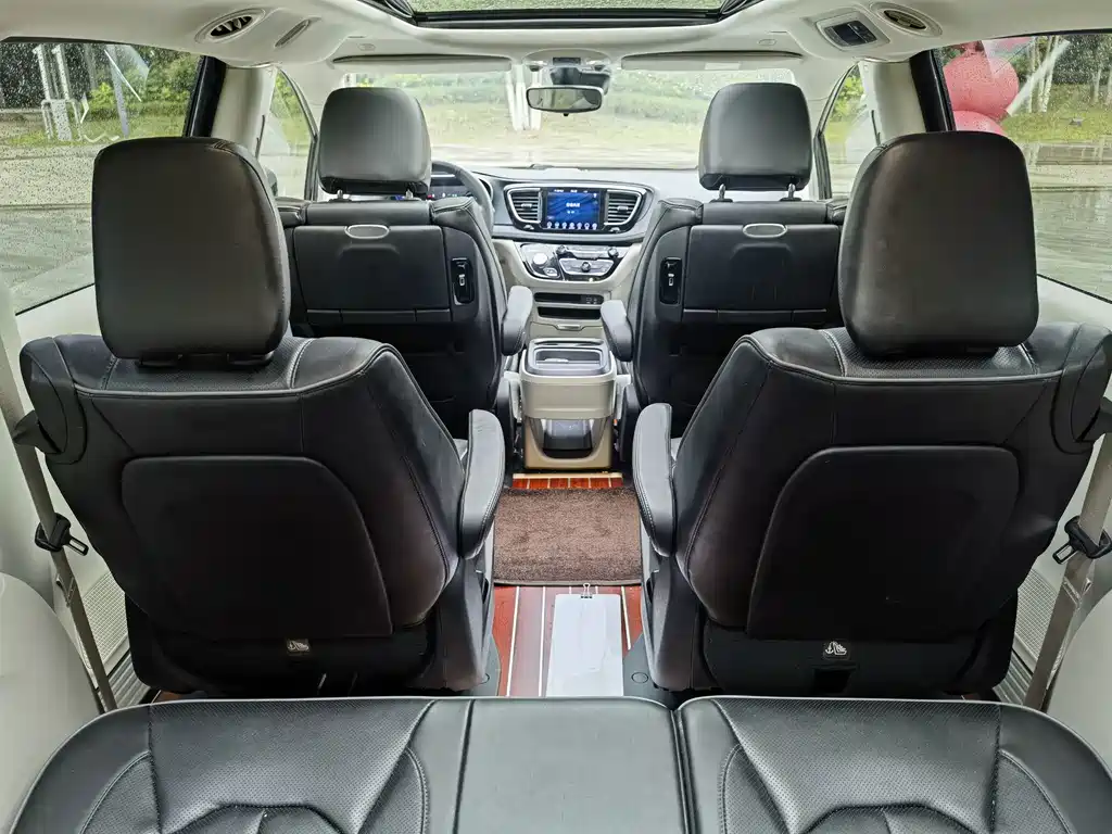 Chrysler Grand Voyager PHEV (Import) — фото 18