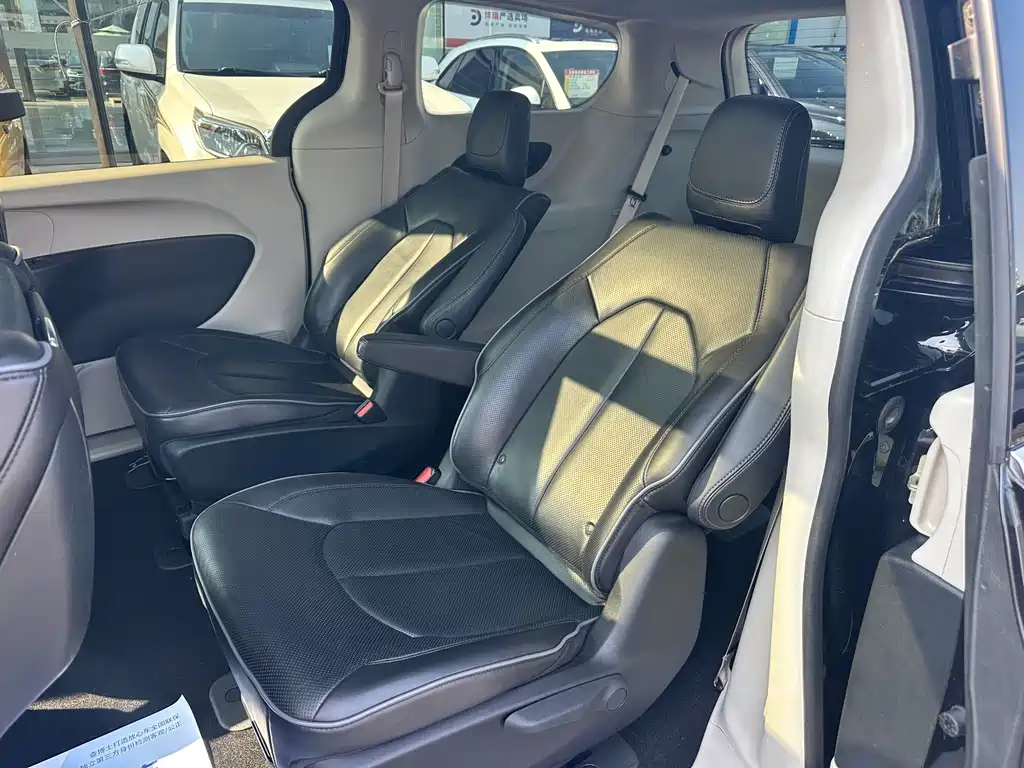 Chrysler Grand Voyager PHEV (Import) — фото 13