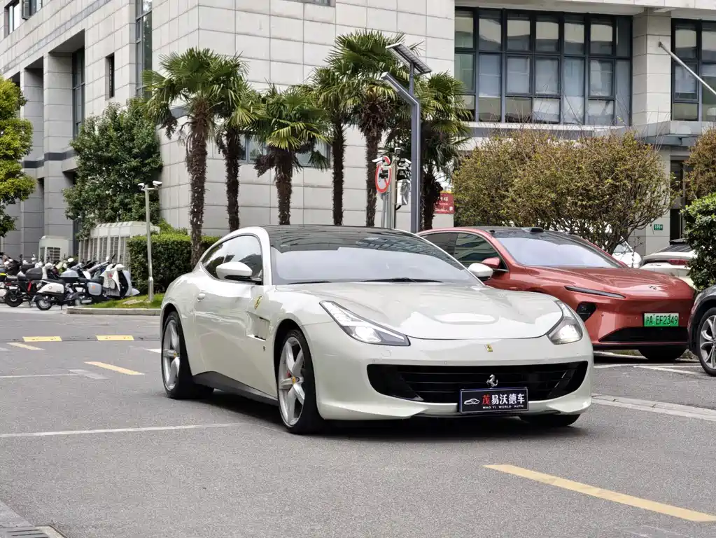 Ferrari GTC4Lusso — фото 3