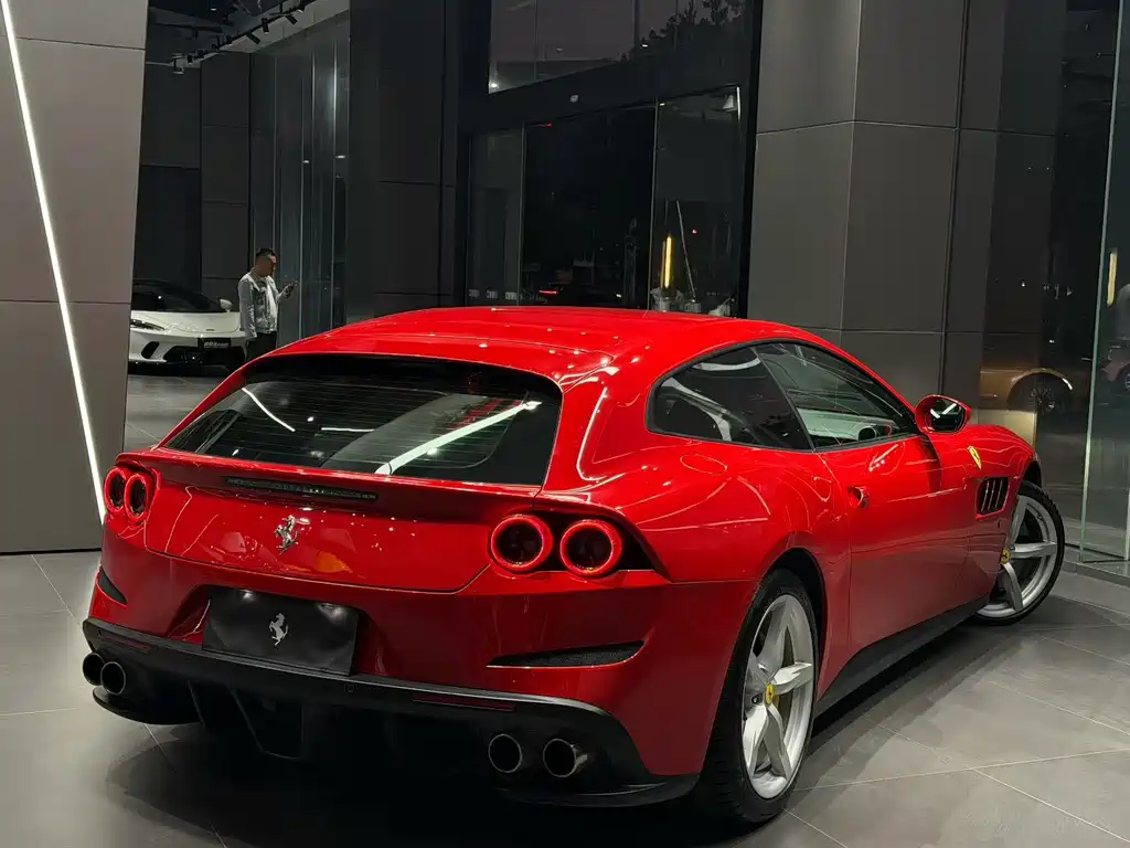 Ferrari GTC4Lusso — фото 3