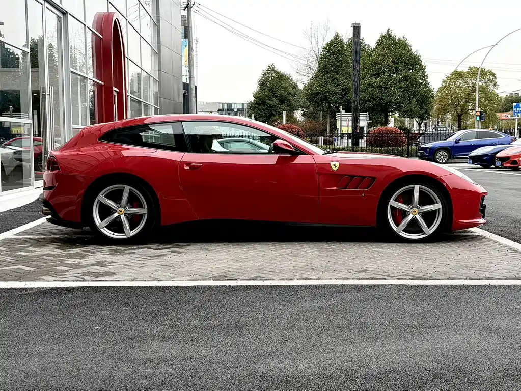 Ferrari GTC4Lusso — фото 3