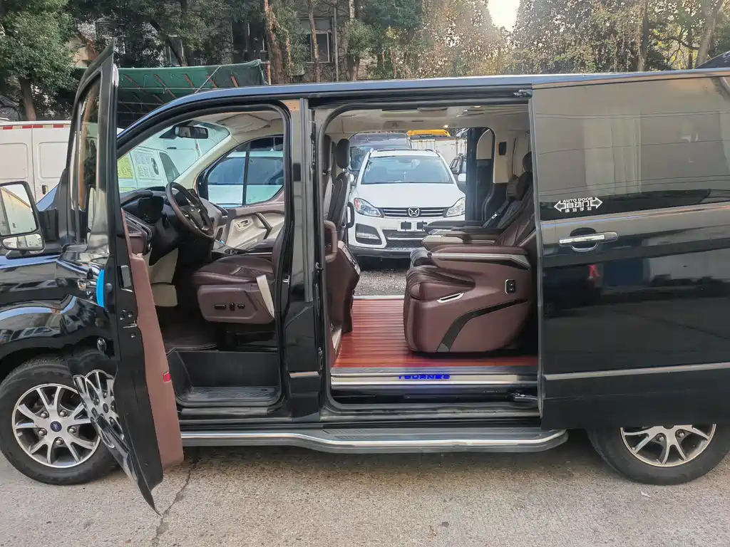 Ford Tourneo — фото 7
