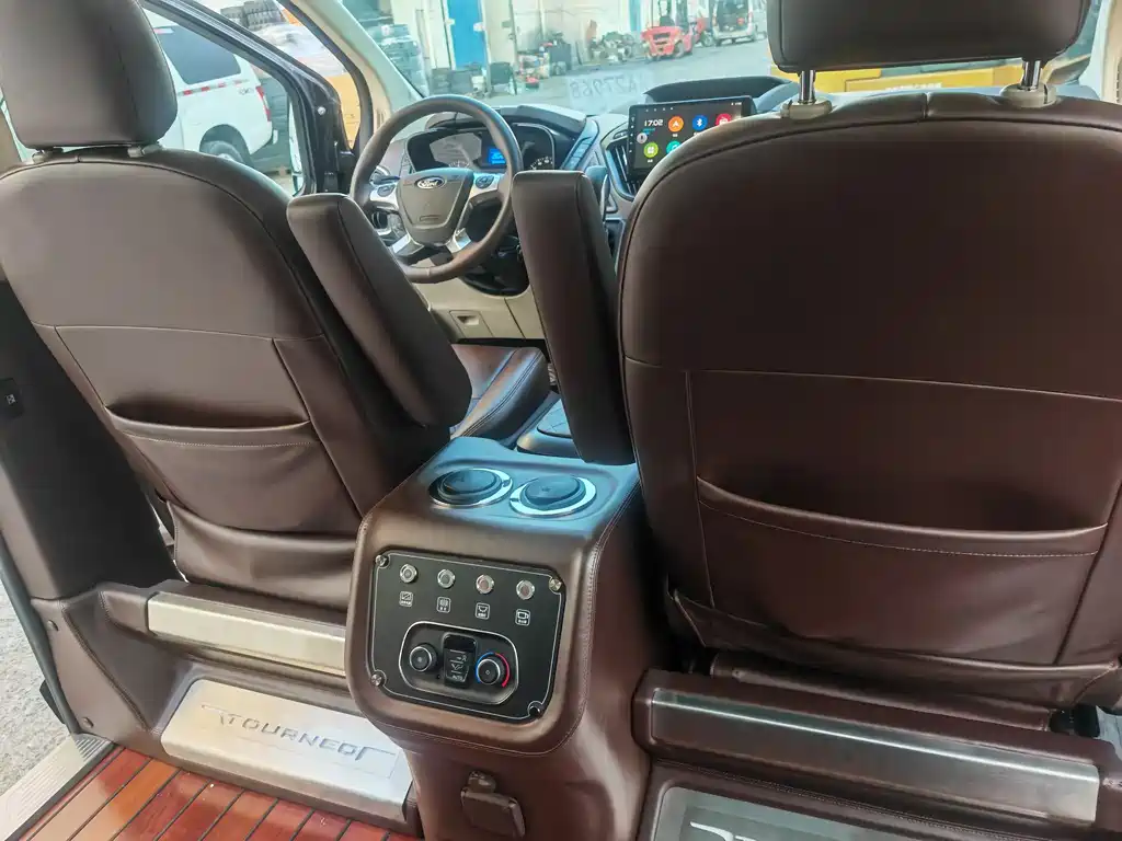 Ford Tourneo — фото 10
