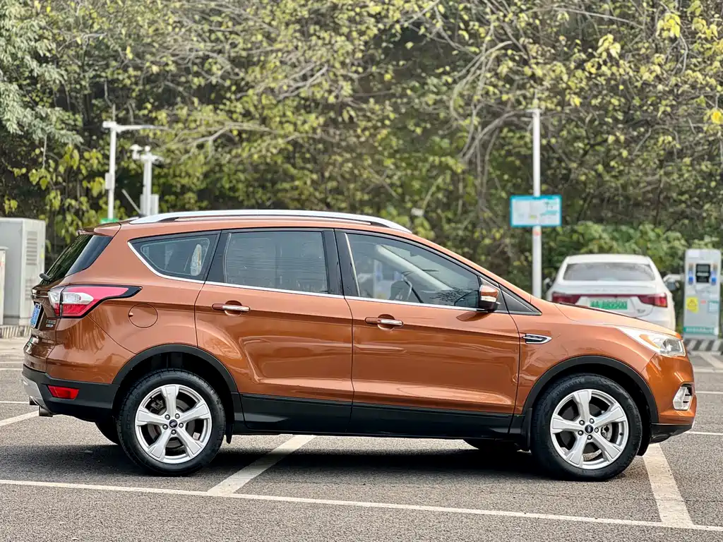 Ford Kuga — фото 5