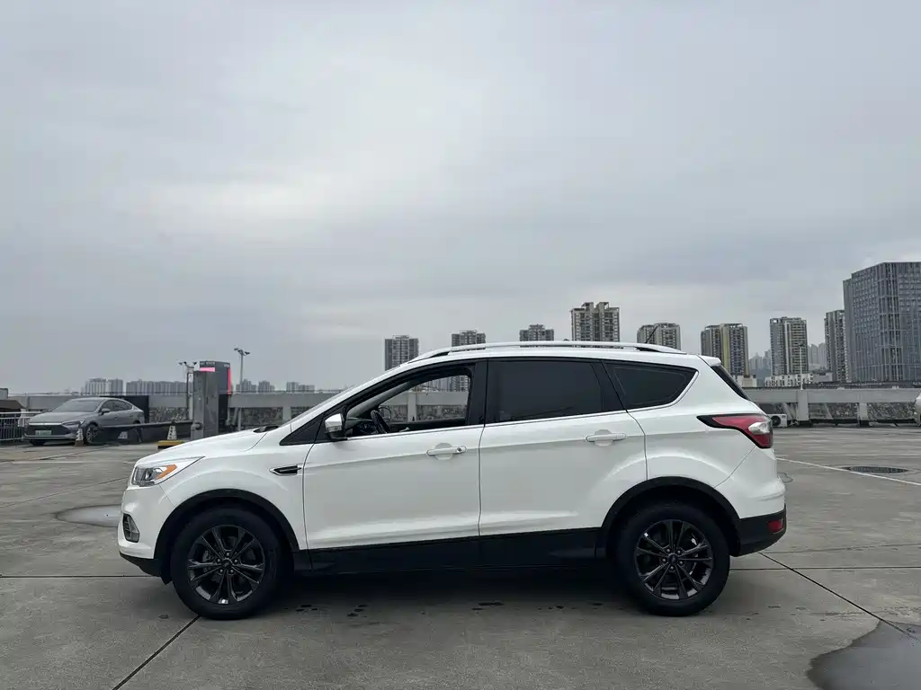 Ford Kuga — фото 8