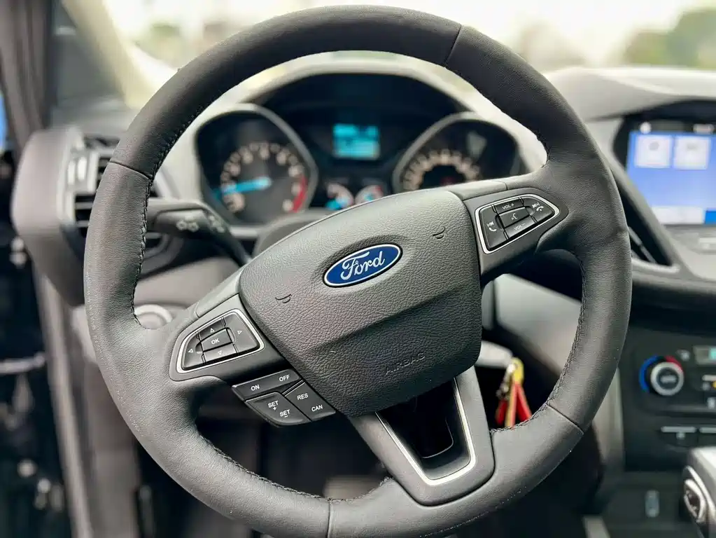 Ford Kuga — фото 17