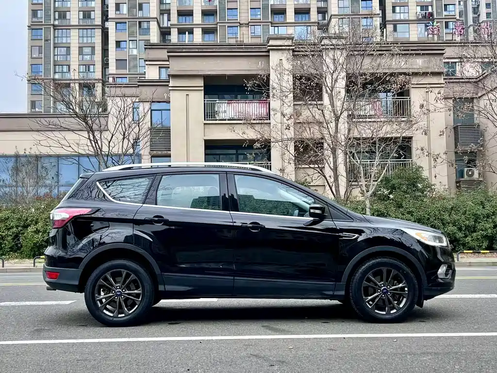 Ford Kuga — фото 6