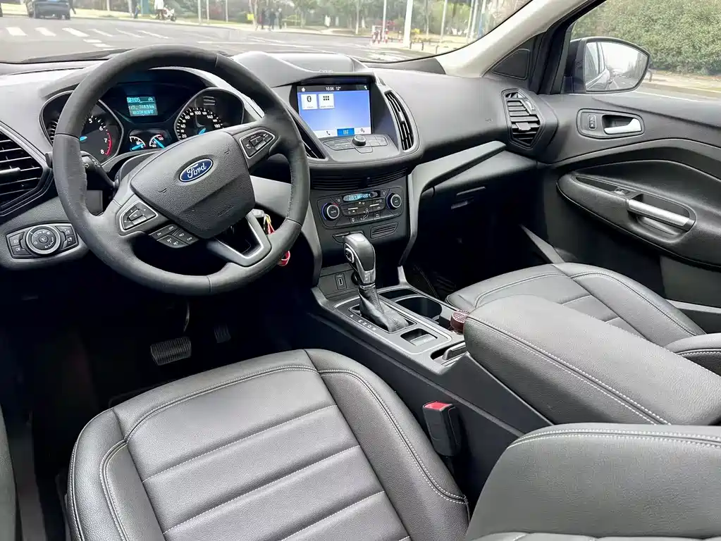 Ford Kuga — фото 10