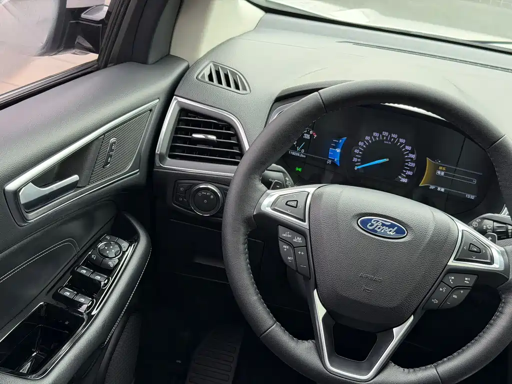 Ford Edge — фото 20