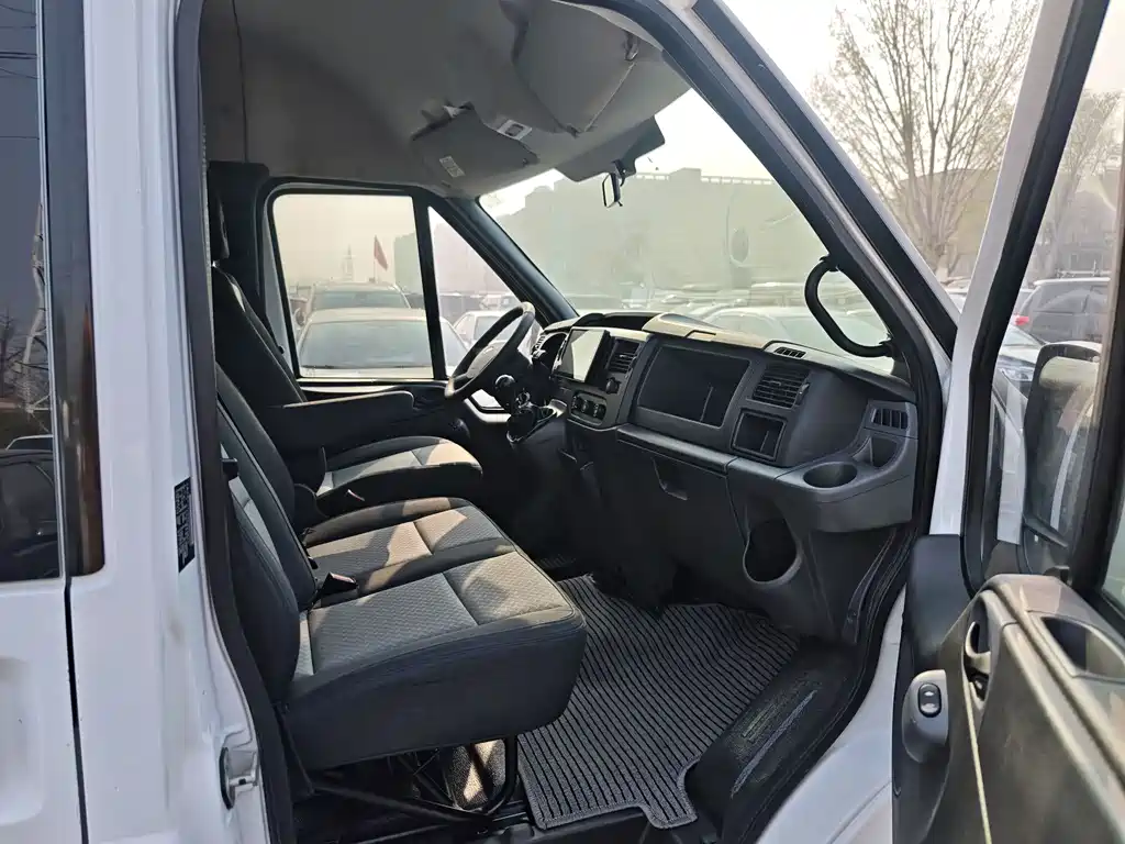 Ford Transit Custom — фото 9