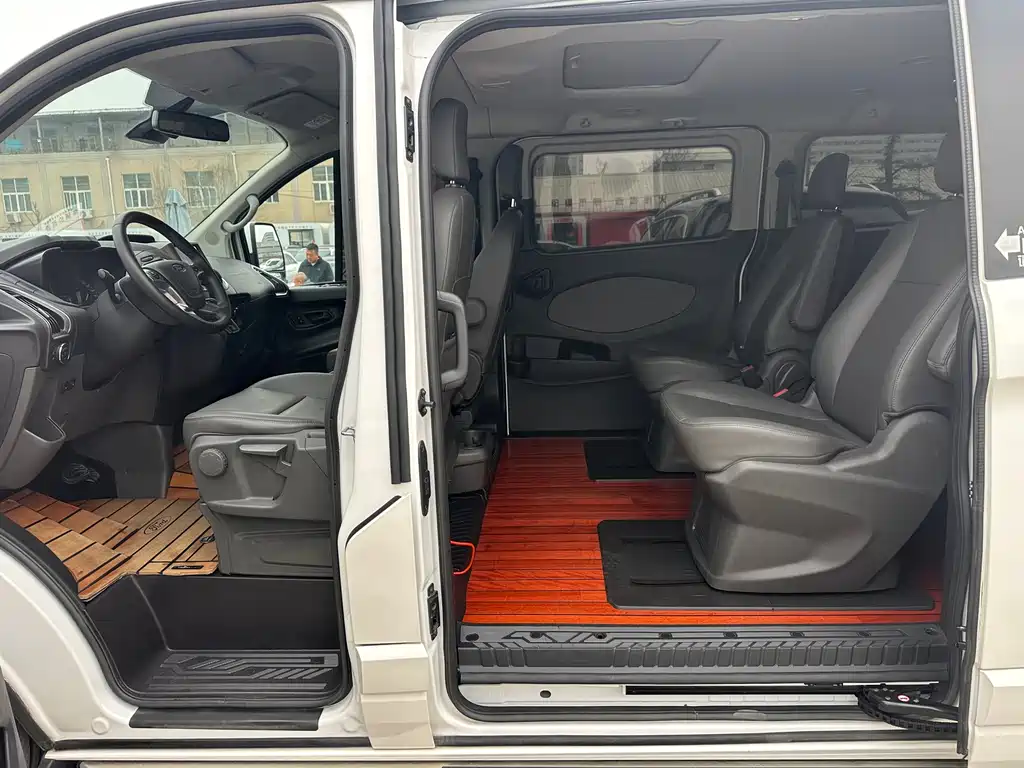 Ford Tourneo — фото 11