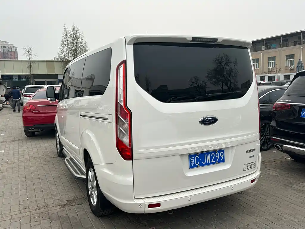 Ford Tourneo — фото 13