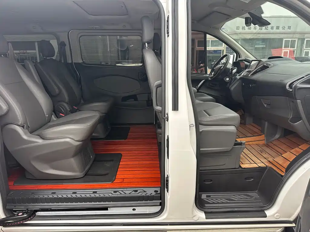 Ford Tourneo — фото 7