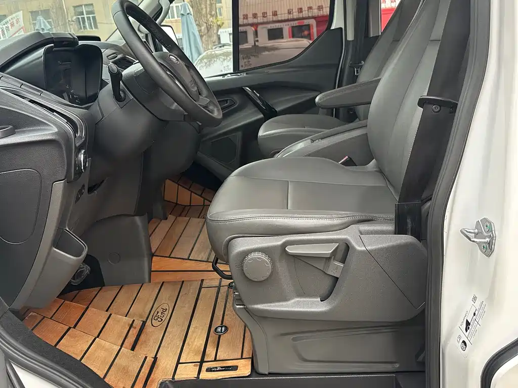 Ford Tourneo — фото 9