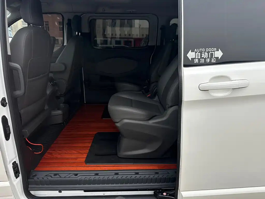 Ford Tourneo — фото 10