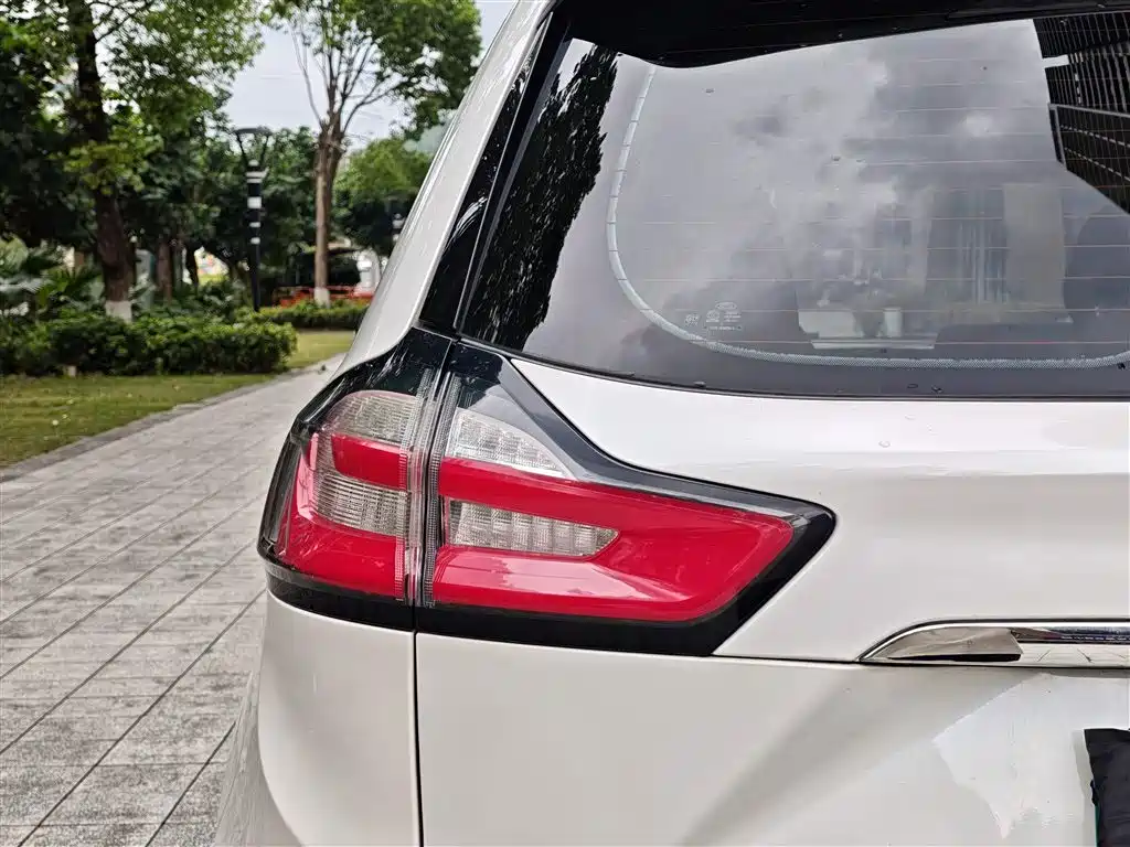 Ford Edge — фото 11