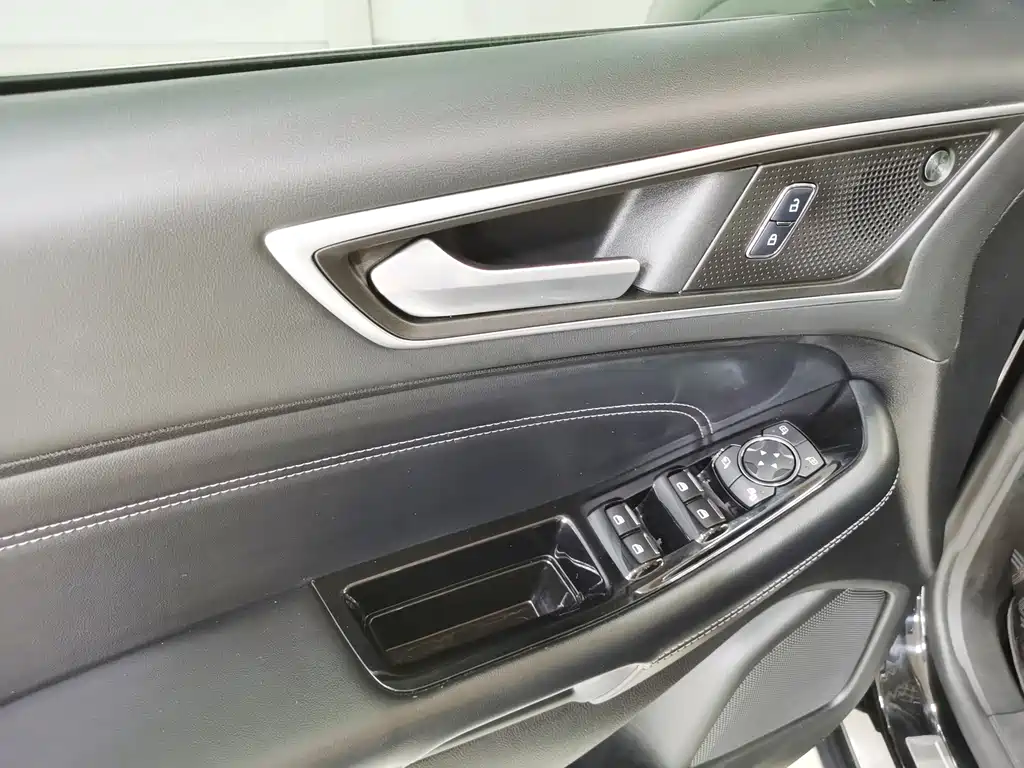 Ford Edge — фото 14