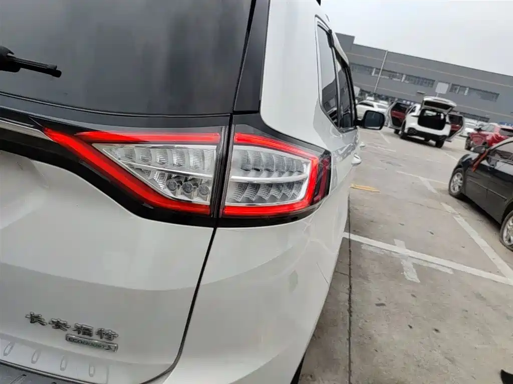 Ford Edge — фото 8