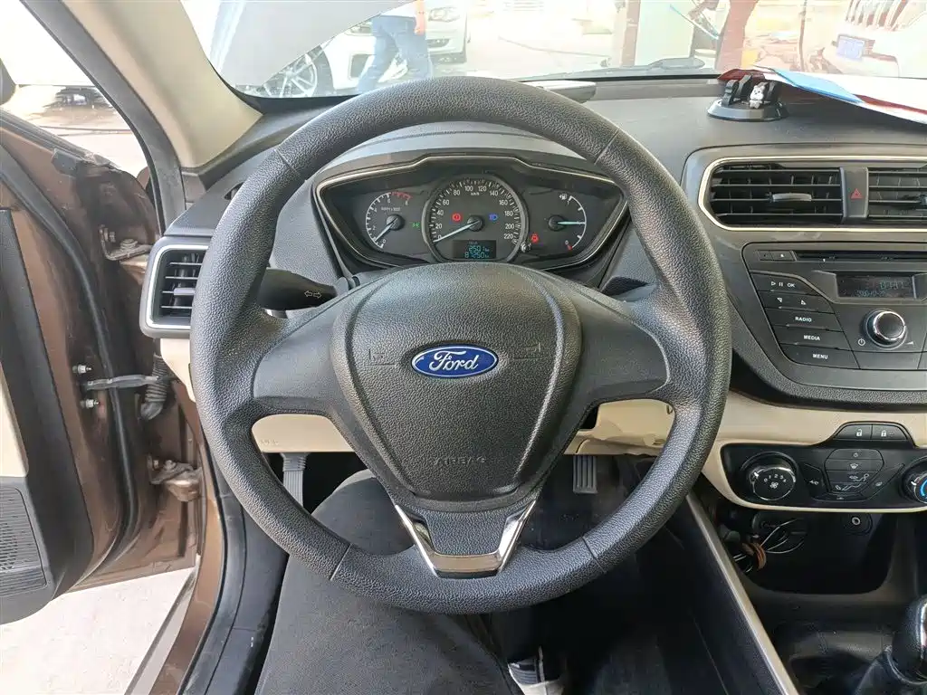 Ford Escort — фото 11