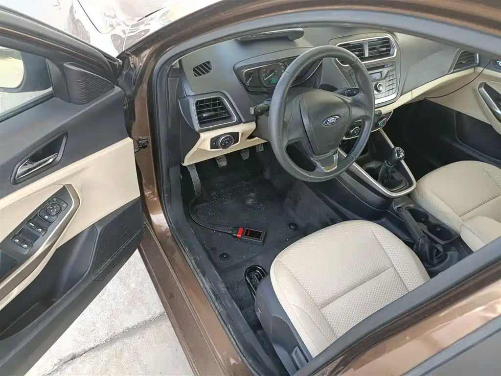Ford Escort — фото 16