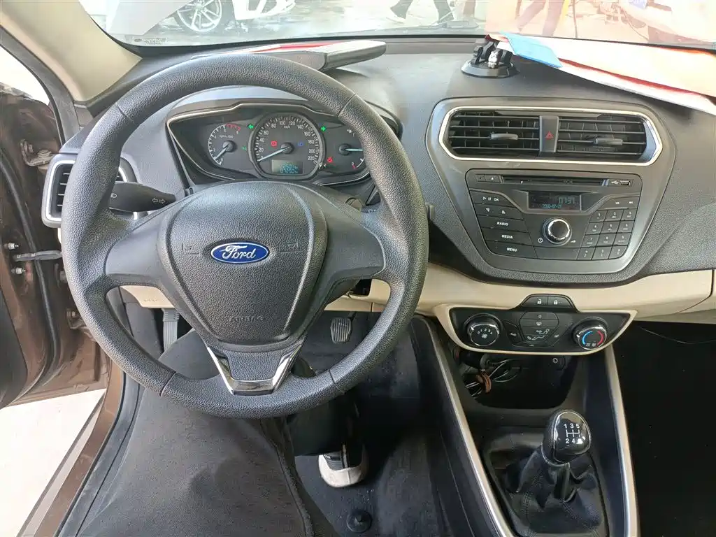 Ford Escort — фото 10