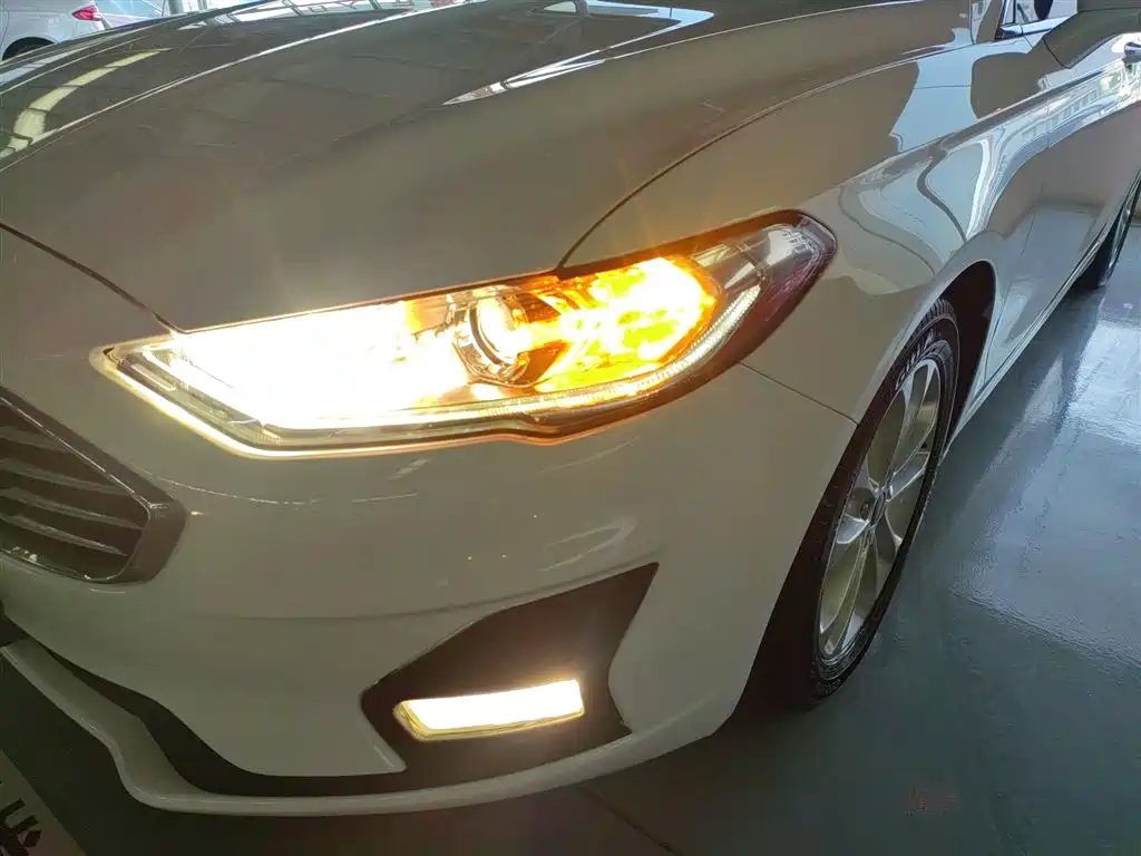Ford Mondeo — фото 15