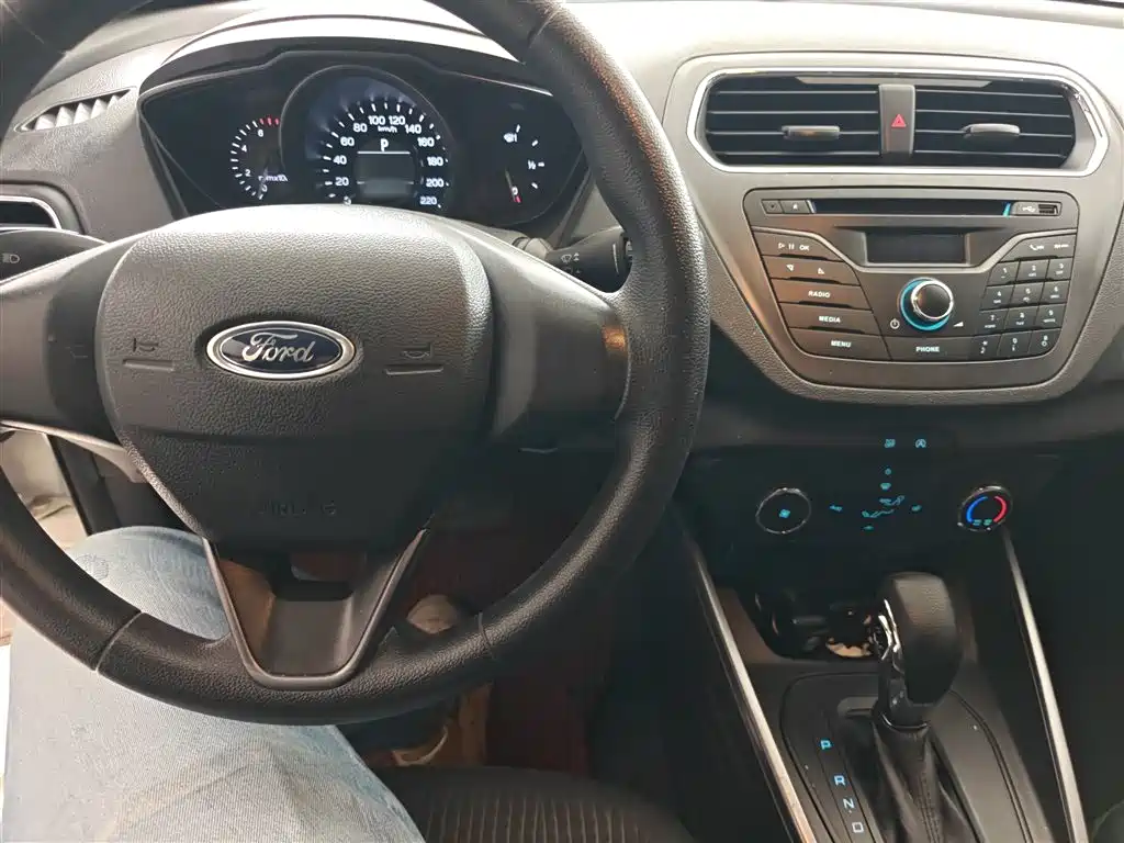 Ford Escort — фото 10
