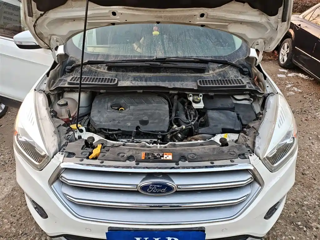 Ford Kuga — фото 20