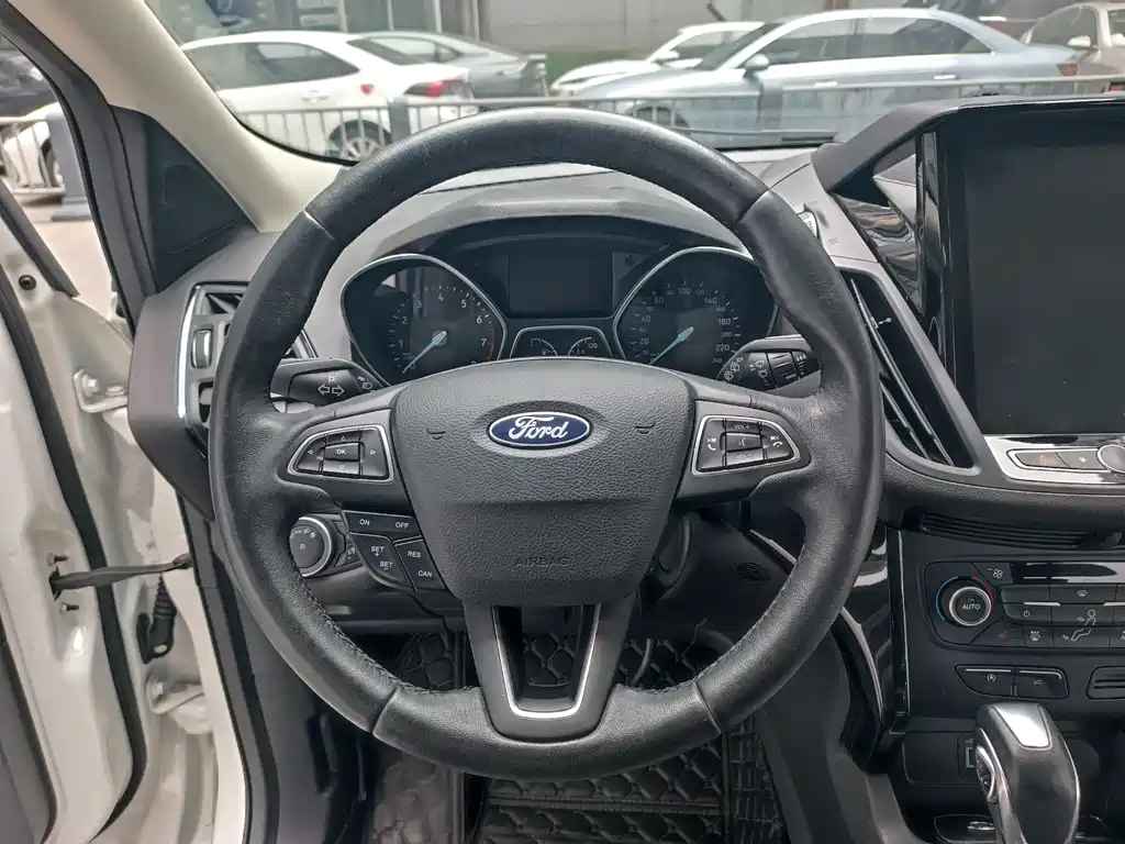 Ford Kuga — фото 14