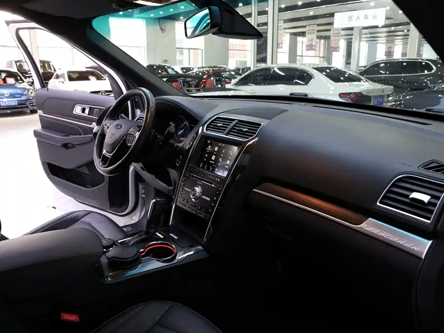 Ford Explorer (Import) — фото 19