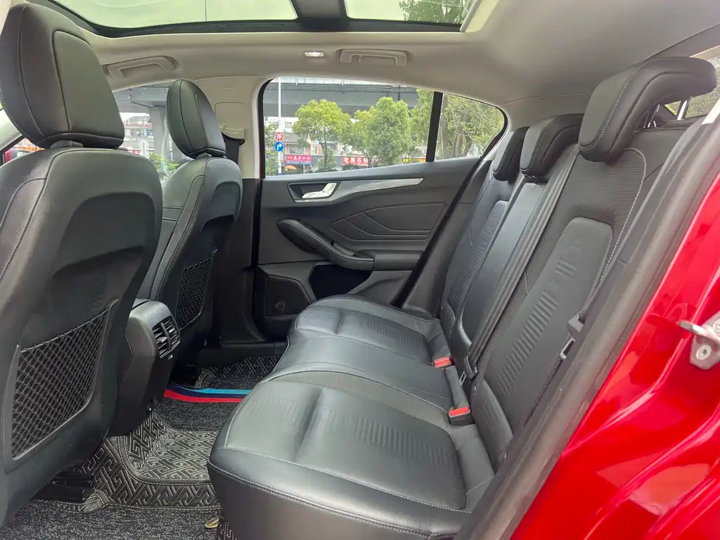 Ford Focus Active — фото 13