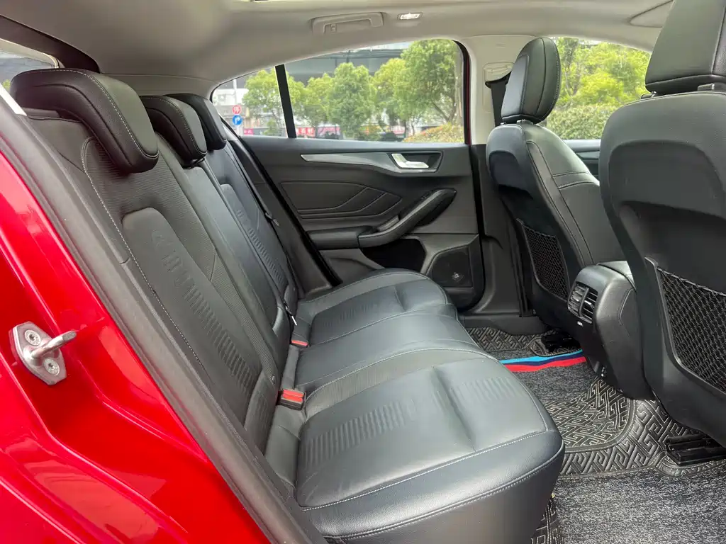 Ford Focus Active — фото 15