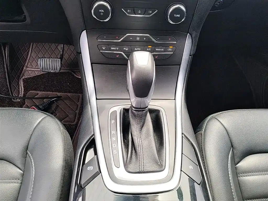 Ford Edge — фото 14