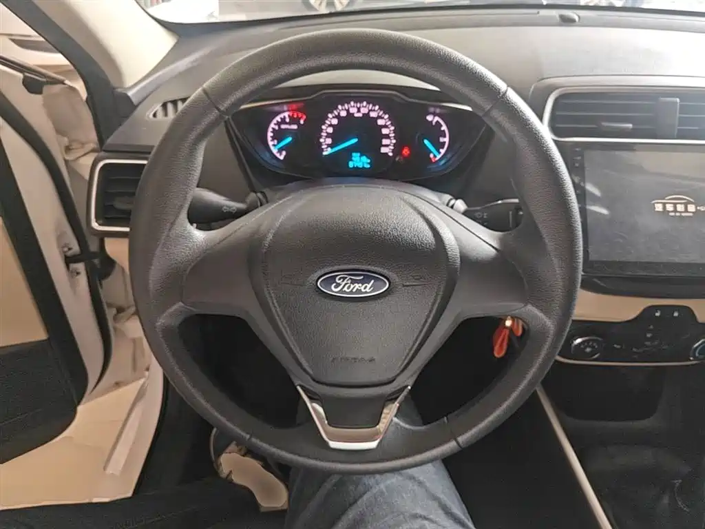Ford Escort — фото 11