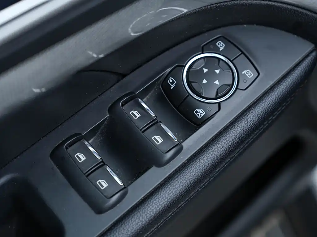 Ford Explorer (Import) — фото 24