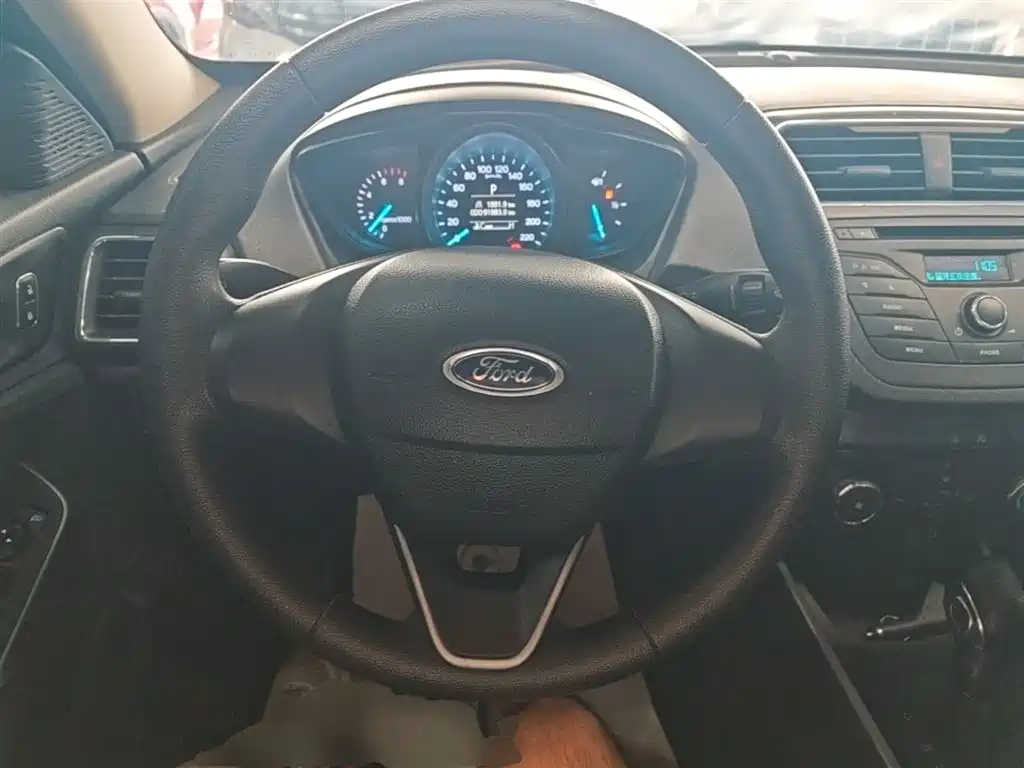 Ford Escort — фото 11