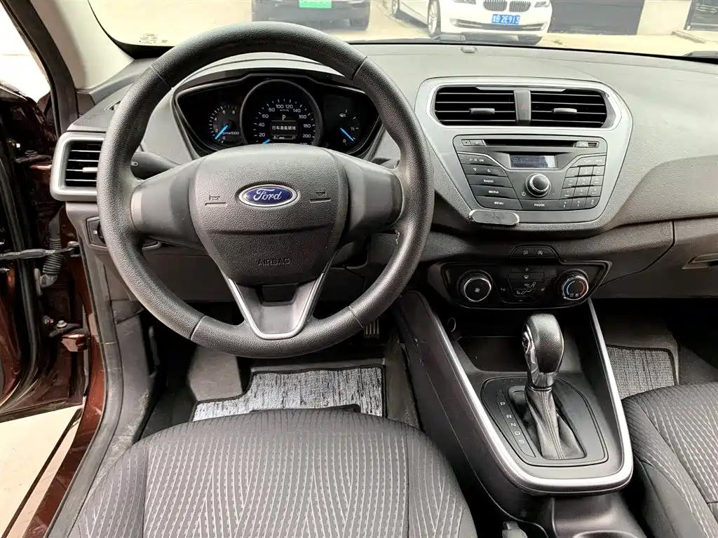 Ford Escort — фото 7