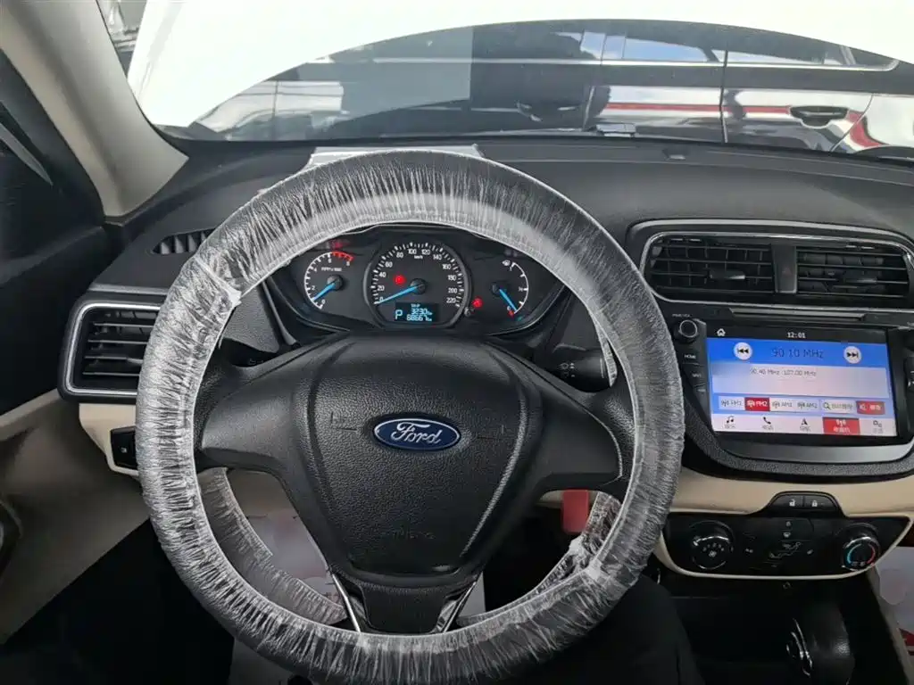 Ford Escort — фото 10
