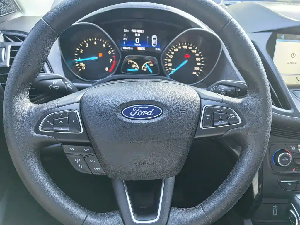 Ford Kuga — фото 11