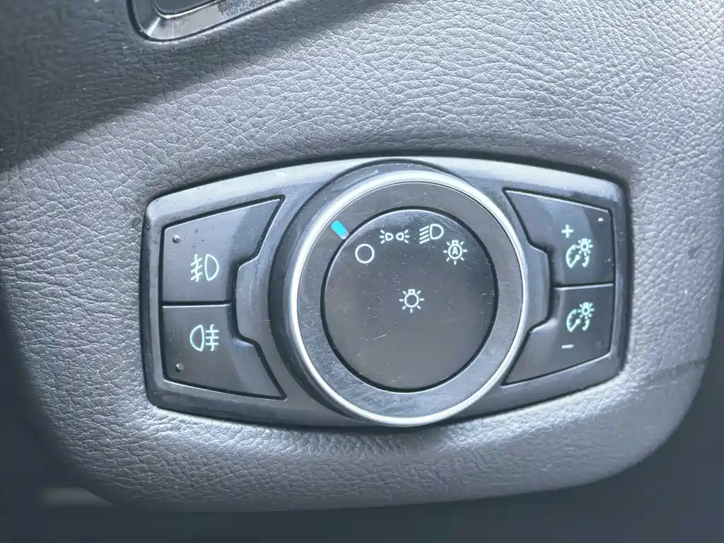 Ford Kuga — фото 17