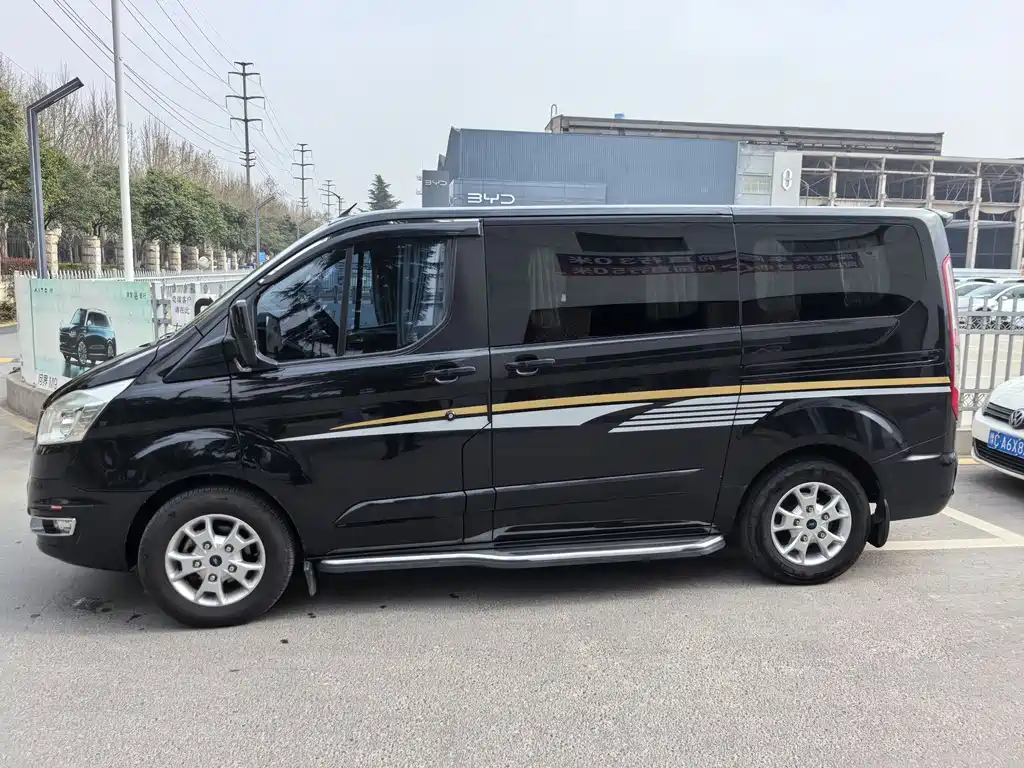 Ford Tourneo — фото 5