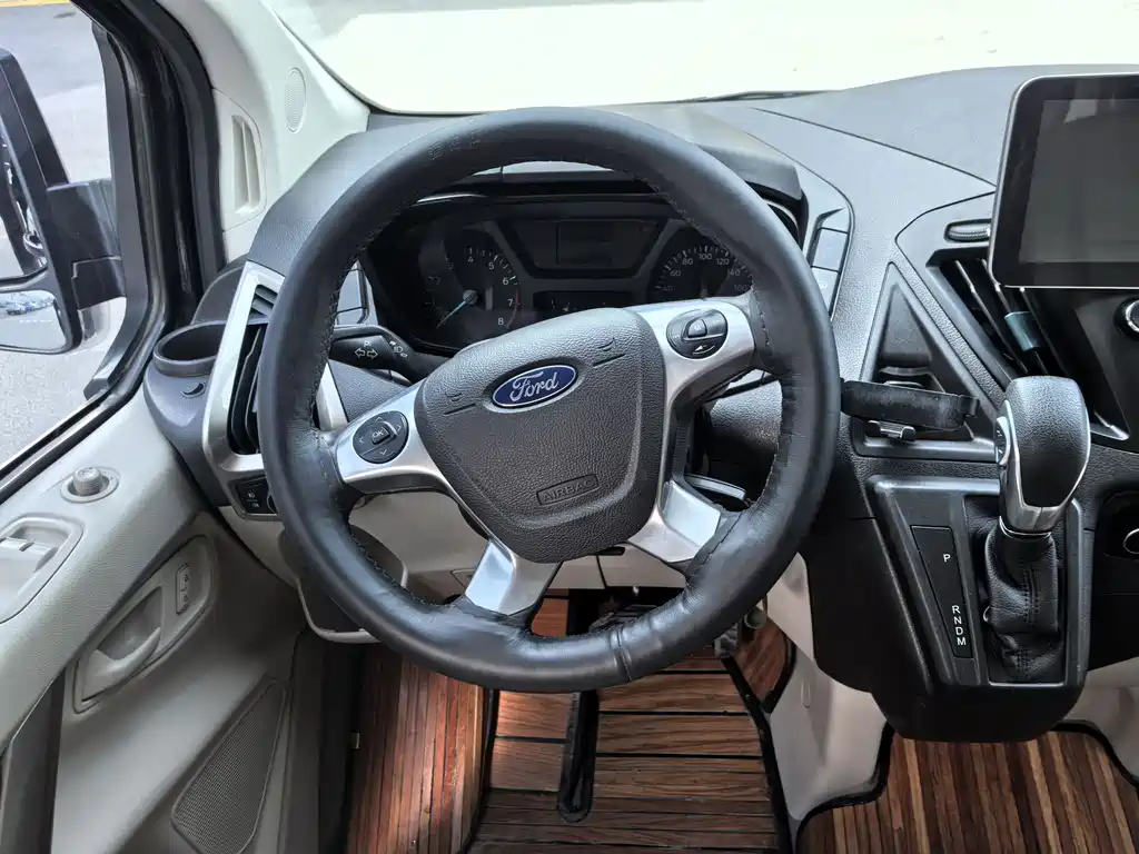 Ford Tourneo — фото 9