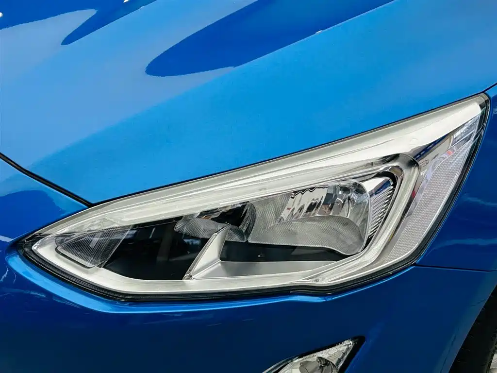 Ford Focus — фото 11