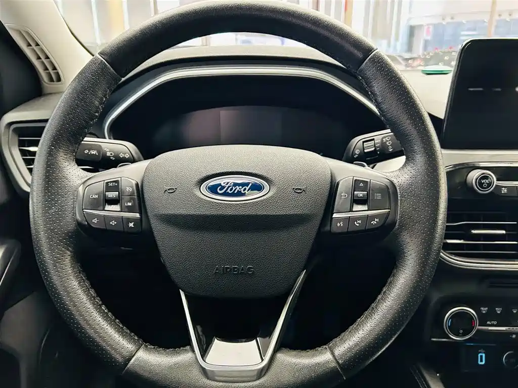 Ford Focus — фото 15