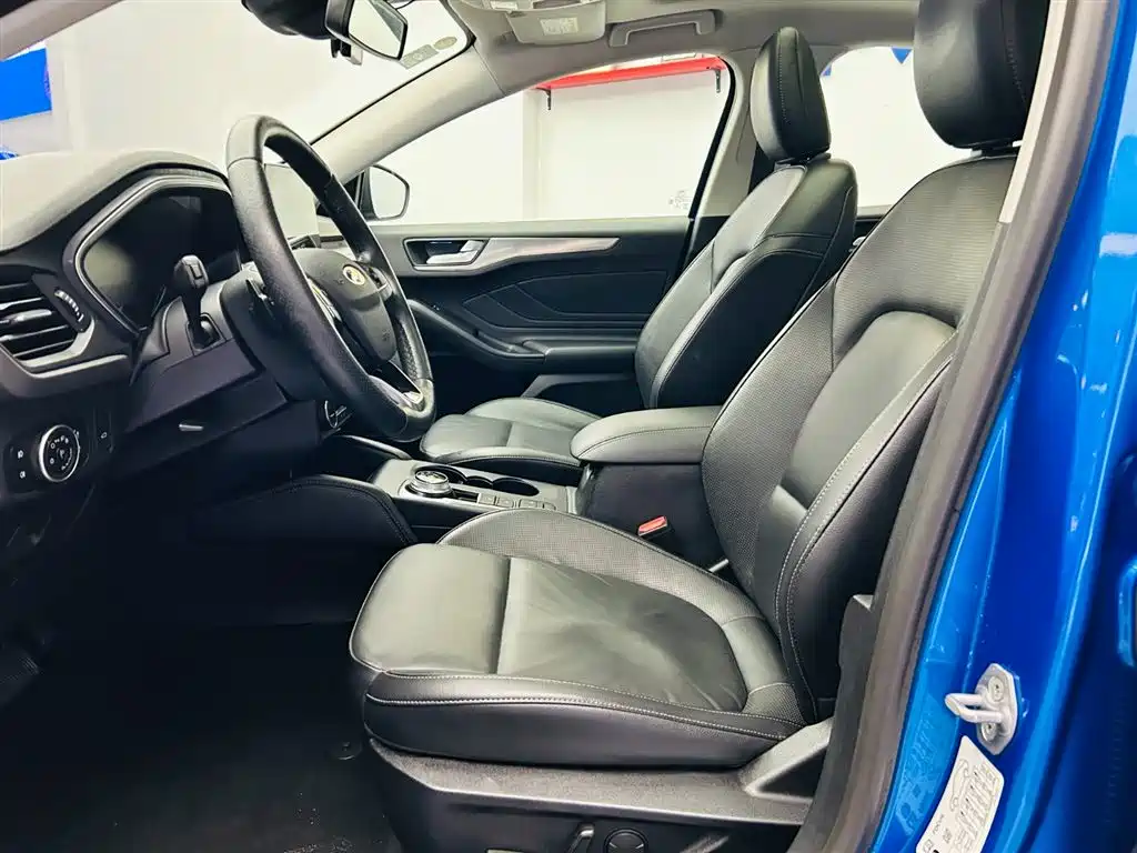 Ford Focus — фото 19