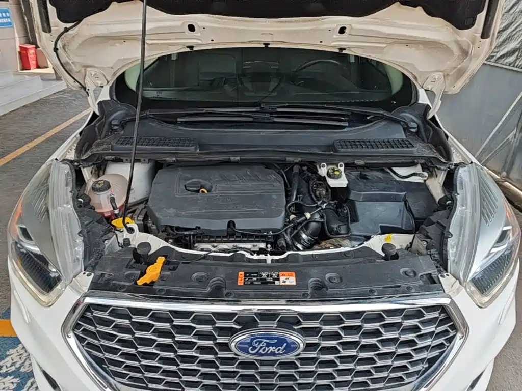 Ford Kuga — фото 20