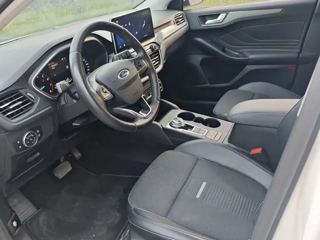 Ford Focus Active — фото 8