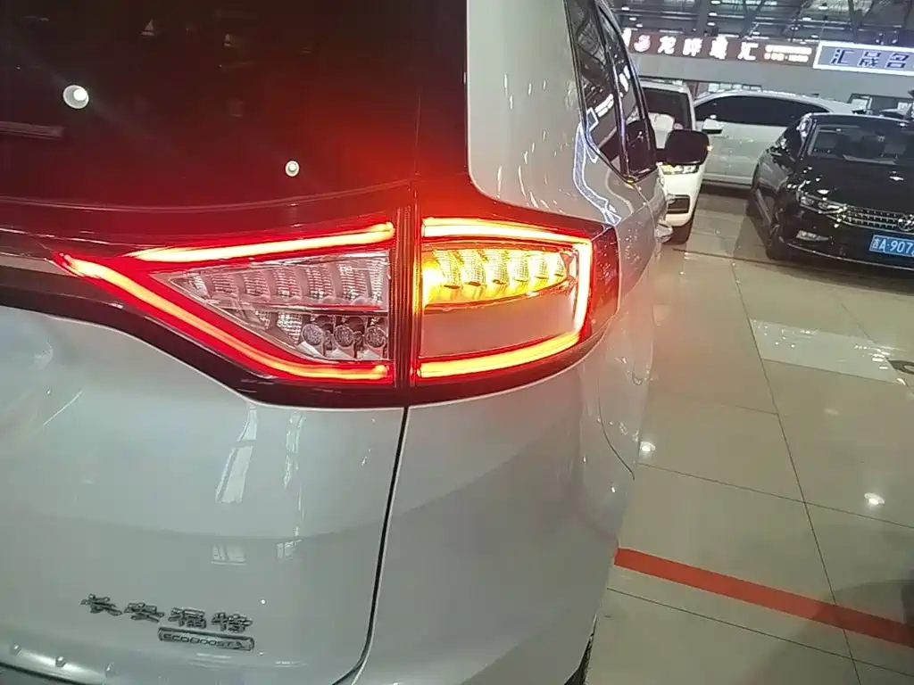 Ford Edge — фото 19