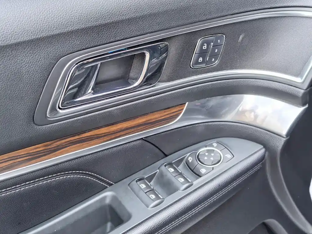 Ford Explorer (Import) — фото 14